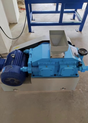 Mała kruszarka dwuwalcowa o udźwigu 1500 kg/h Wysokie wykorzystanie energii